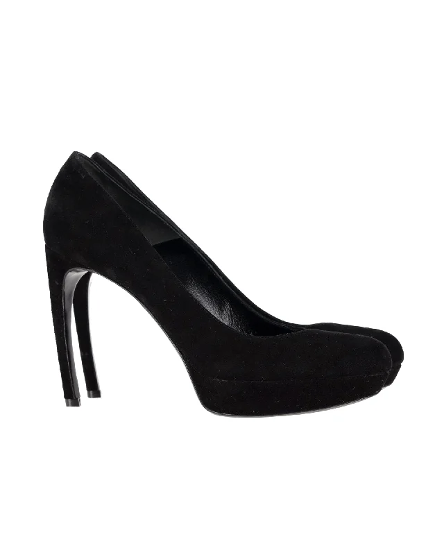 Women's studded stiletto heel pumps for an edgy lookAlexander McQueen Pumps in Black Suede